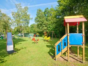 多廷赫姆Recreatiepark de Wrange的一个带游乐场和游戏设备的公园