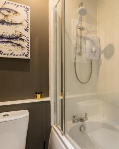 安斯特拉瑟Sea Breeze的带淋浴、卫生间和盥洗盆的浴室