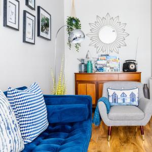 安斯特拉瑟Sea Breeze的客厅配有蓝色的沙发和椅子