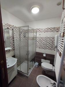 蒂沃利拉门萨蓬德拉利亚公寓的带淋浴、卫生间和盥洗盆的浴室