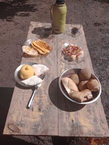 卡马萨里Cabana juriti的一张木餐桌,上面放着食物