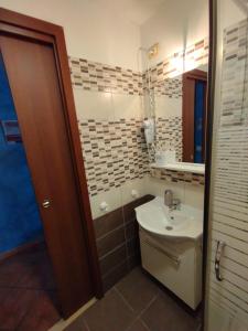蒂沃利拉门萨蓬德拉利亚公寓的一间带水槽、卫生间和镜子的浴室