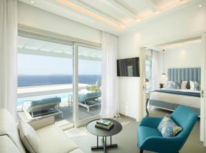 胡拉吉亚圣马可别墅酒店的一间卧室设有一张床和一个海景阳台
