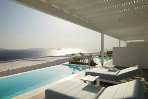 胡拉吉亚圣马可别墅酒店的一个带椅子的游泳池,享有海景