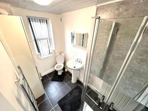伯明翰Three Rose Manor At Warwick Road Near Birmingham Airport的浴室配有卫生间、盥洗盆和淋浴。