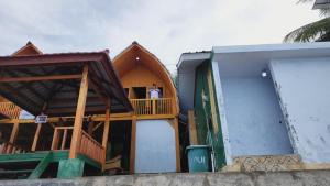 哥伦打洛省Pondok Wisata Botu Barani的站在房子阳台上的人