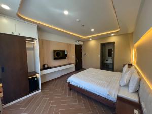富国Tanya Phu Quoc Hotel的酒店客房,配有床和电视