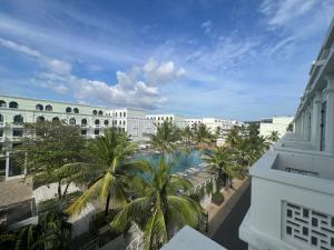 富国Tanya Phu Quoc Hotel的享有棕榈树和建筑的城市美景