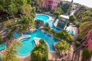 拉加里加布朗卡福尔Spa铁尔玛鲁酒店的享有度假村游泳池的顶部景致
