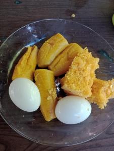 卡马萨里Cabana família coruja的桌上的玻璃盘,上面有鸡蛋和面包
