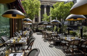 巴黎Fauchon l'Hôtel Paris的庭院里一排桌椅