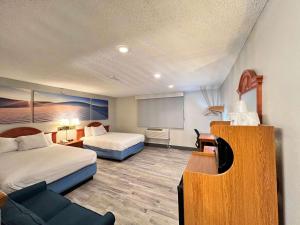 Clearfield克利尔菲尔戴斯酒店的酒店客房设有两张床和一台平面电视。
