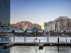 悉尼悉尼达令港宜必思酒店的城市天际线,水面上有一个码头