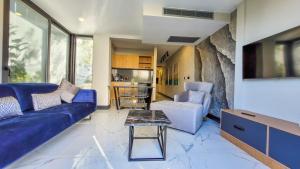 博德鲁姆Yalikavak Twin Villa的客厅配有蓝色的沙发和桌子