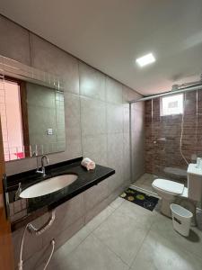 圣安娜杜里亚舒HOSTEL DA LAPINHA的一间带水槽、卫生间和镜子的浴室