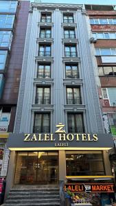 伊斯坦布尔Zalel Hotels Laleli的一座标有酒店标志的建筑