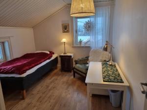 乌普萨拉Sällinge House - Cozy Villa with Fireplace and Garden close to Uppsala的一间卧室配有一张床、一张沙发和一个窗口