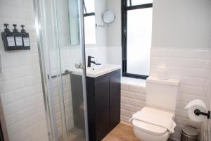 伯恩茅斯Park Inn by Radisson Bournemouth的浴室配有卫生间、盥洗盆和淋浴。
