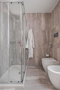 巴勒莫Palazzo Sovrana的带淋浴、卫生间和盥洗盆的浴室