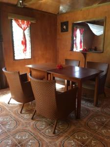 Wayasewa IslandWaya Lailai Eco Haven的一间带木桌和椅子的用餐室
