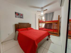 阿拉亚尔-杜卡布Prainha Paradise的一间卧室设有两张双层床和红色毯子