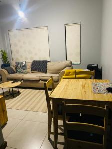 马塞卢Pule's Home的客厅配有沙发和桌子