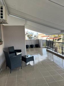 拉里萨TopCentral Apartment的阳台的天井配有沙发和桌子