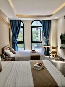富国Teddy 96 Homestay & Cafe-3 stars-Grand World Phu Quoc的酒店客房带两张床和两个窗户