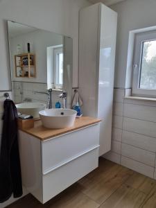 罗斯托克Ferienhaus Bojenweg的浴室设有2个水槽和镜子