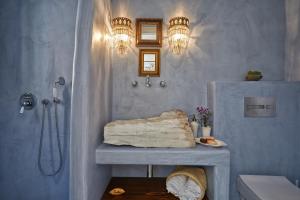 阿克罗蒂里Arvanitis Cave Village的带淋浴和盥洗盆的浴室