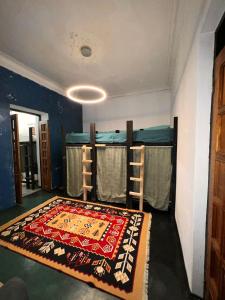 巴统Communication hostel的一间设有两张双层床和地毯的房间