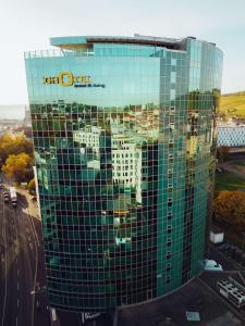 维尔茨堡维尔茨堡生活大酒店的一座高大的玻璃建筑,上面有字幕
