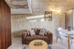 ŻebbuġCharming + Modern 1BR House in Historic Zebbug by 360 Estates的客厅配有沙发和桌子