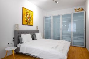 索非亚Modern 2BD Flat with Prime Location and Workspace的卧室设有白色的床和大窗户