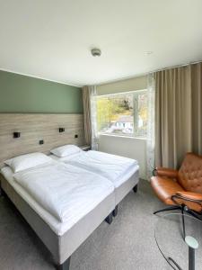 莱达尔绥里莱德尔酒店的卧室配有床、椅子和窗户。