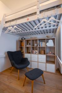 索非亚Modern 2BD Flat with Prime Location and Workspace的一间带椅子和书架的房间