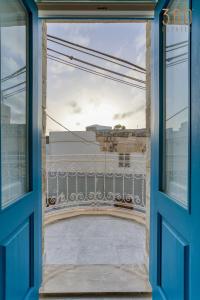 ŻebbuġCharming + Modern 1BR House in Historic Zebbug by 360 Estates的从阳台的窗户可欣赏到风景。