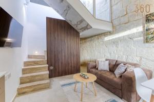 ŻebbuġCharming + Modern 1BR House in Historic Zebbug by 360 Estates的客厅配有沙发和桌子