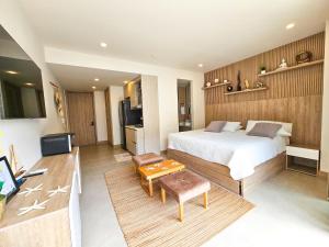 卡塔赫纳Apartamento en Morros Zoe con acceso directo al mar en Cartagena的一间卧室设有一张床和一间客厅。
