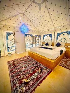 山姆Golden Empire luxury Resort的一间卧室配有一张大床和地毯。