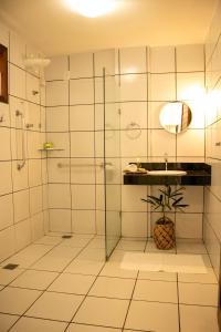 皮帕Pousada Mãe Natureza的一间带玻璃淋浴和水槽的浴室