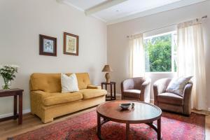 克尼斯纳Forest Glades的客厅配有沙发和桌椅