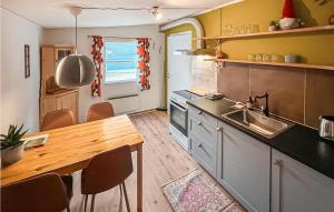 Gräsmark2 Bedroom Stunning Home In Grsmark的厨房配有水槽和木桌