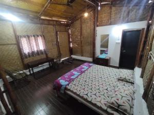 MaheshwarVasant Bamboo Cottage的卧室享有上方的景致,配有1张床