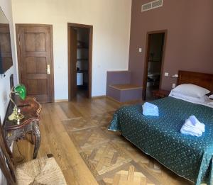 佛罗伦萨都方泰酒店的一间卧室配有一张床,铺有木地板
