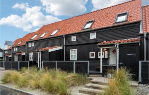 尤尔斯明讷Gorgeous Home In Juelsminde With Wifi的一间红色屋顶的黑色房子