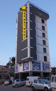 亚的斯亚贝巴G&19 Apartment的建筑的侧面有黄色标志