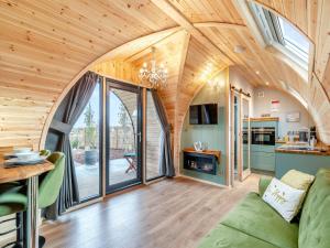LongfordThe Hive - Uk45565的客厅设有绿色沙发和木制天花板