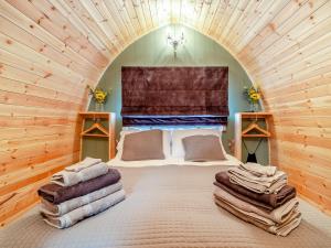 LongfordThe Hive - Uk45565的木制客房内的一间卧室配有一张大床