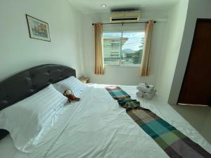 芭东海滩The Rich Patong的一张床上坐着泰迪熊的床